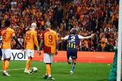 (VIDEO) ¡Le arruinó la fiesta! Con diez, Fenerbahce derrotó a domicilio Galatasaray y se metió a la pelea por el título