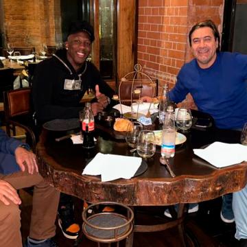 ¡La gira no para! Juan Reynoso se reunió en Argentina con Paolo Guerrero y Luis Advíncula 