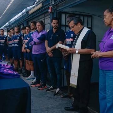 (FOTOS) ¡Con toda la fe! Alianza Lima bendijo sus camisetas moradas antes de viajar al Cusco