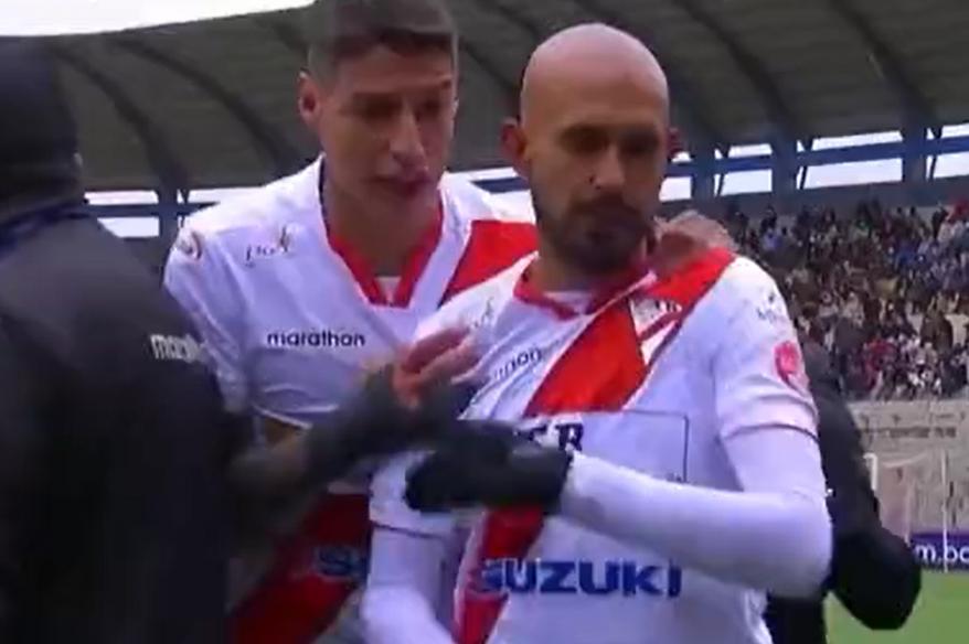 Marcos Riquelme fue expulsado a los 4 minutos y estrelló un balón contra el asistente técnico de su equipo