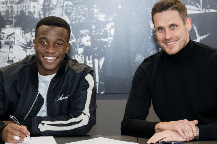 Borussia Dortmund "aseguró" a Moukoko hasta el 2026