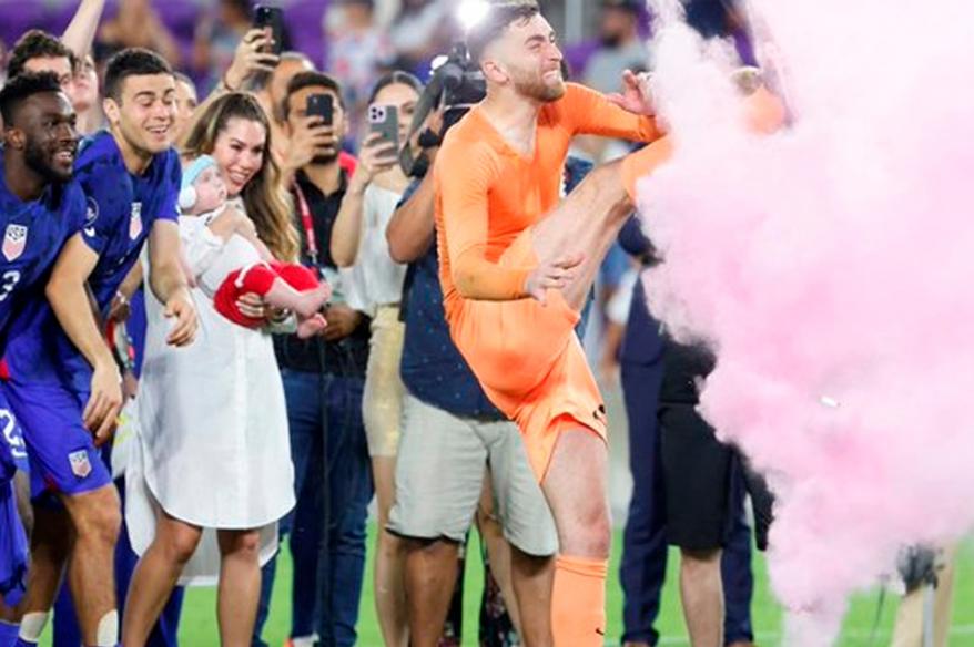 (VIDEO) ¡Inolvidable! Arquero de EE.UU reveló sexo de su bebé en pleno estadio