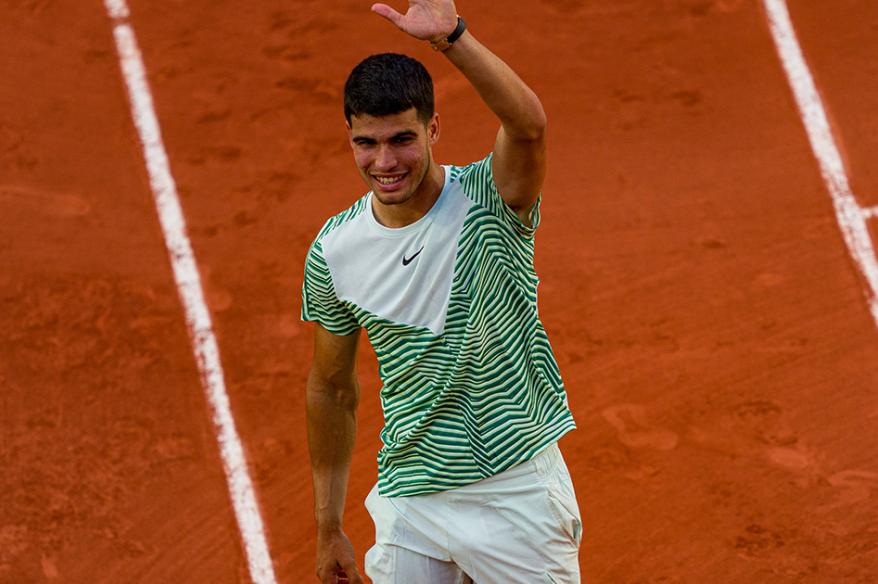 Carlos Alcaraz arrolló a Denis Shapovalov y avanzó en el Roland Garros