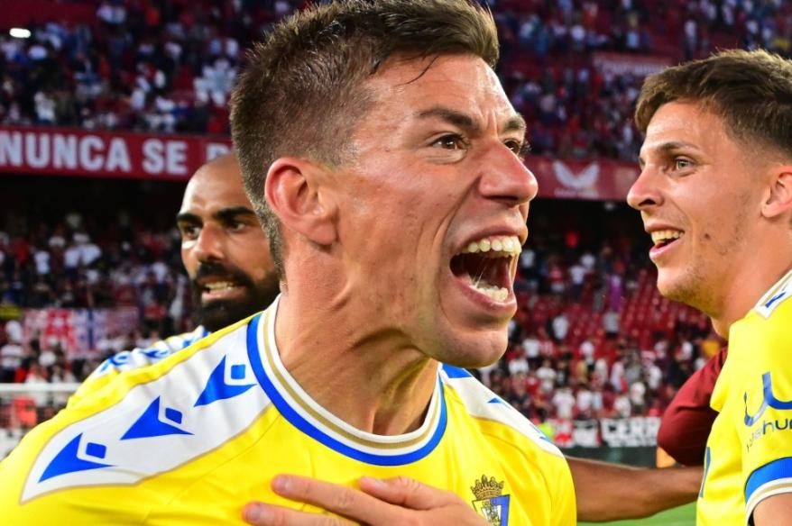 Cádiz superó al Sevilla y se aferra a la permanencia