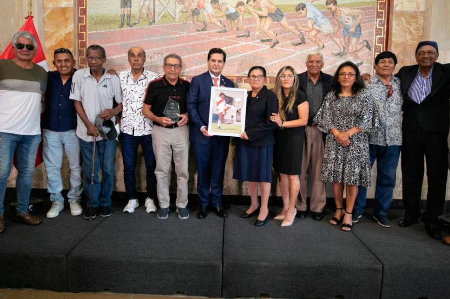 (FOTOS) IPD rindió homenaje póstumo a Hugo 'Cholo' Sotil