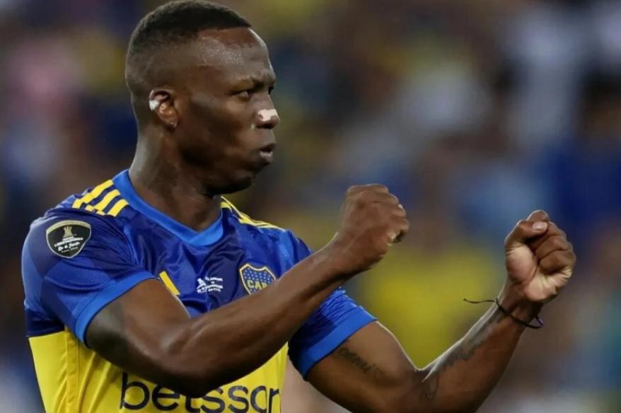 Representante de Advíncula: "No piensa en irse de Boca"