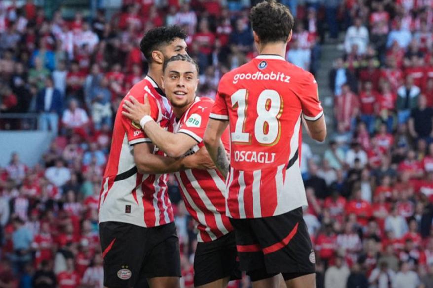 Ajax tropezó en la Eredivisie y PSV le arrebató la punta a falta de una fecha
