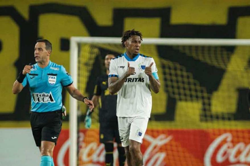 Abel Hernández: "Firmé un contrato con Cristal, pero no volvió firmado por el club"