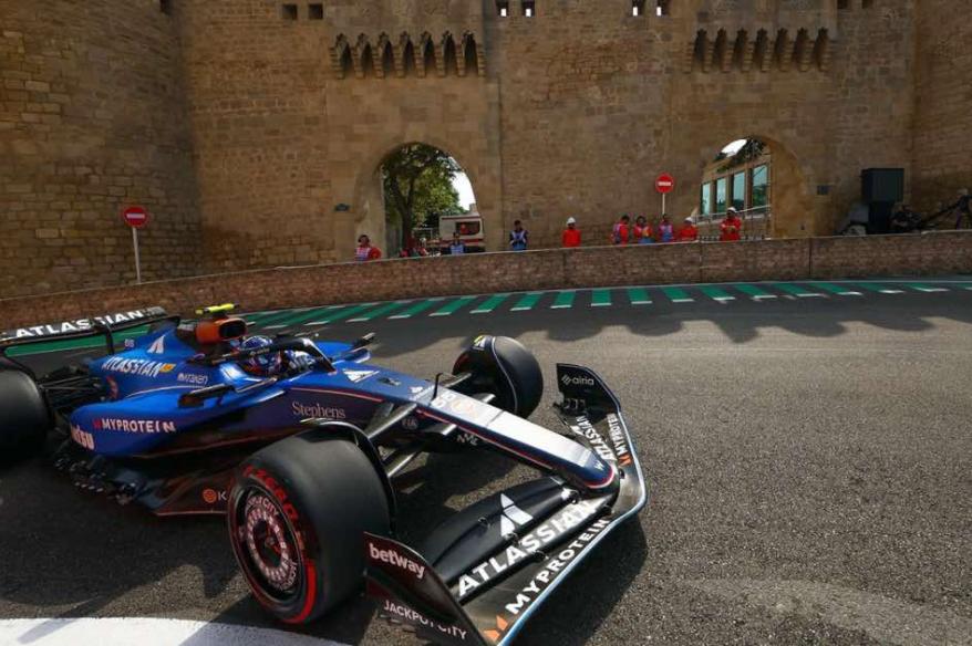 (VIDEO) ¡Insólito! Carlos Sainz se confundió de boxes en los entrenamientos del GP de Azerbaiyán