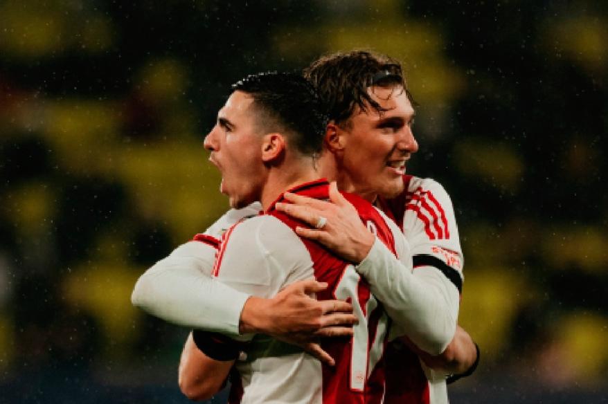 Ajax hundió al 'Submarino Amarillo' y sueña con meterse a los playoffs