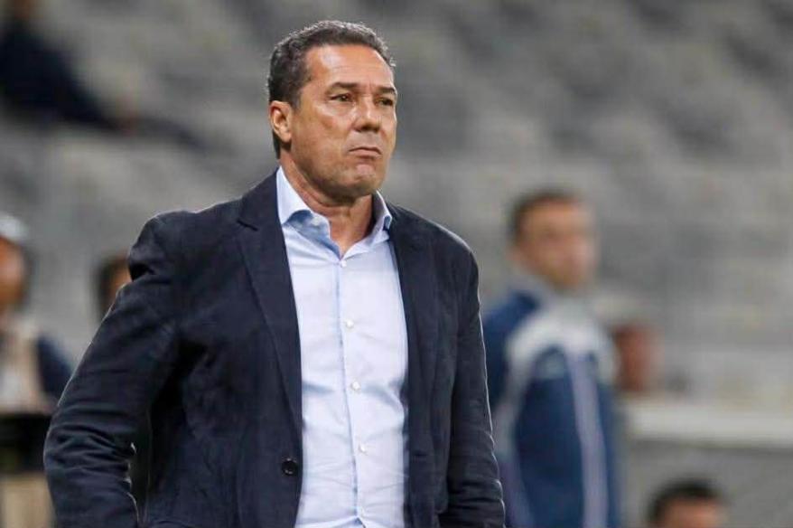 DT brasileño Vanderlei Luxemburgo fue hospitalizado en UCI por infección pulmonar
