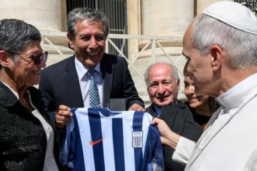 César Cueto le hizo llegar la camiseta de Alianza al Papa León XIV
