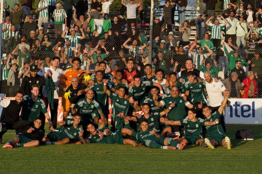 (VIDEO) ¡Celebraron en pleno viaje! Racing Montevideo logró un histórico Apertura en Uruguay