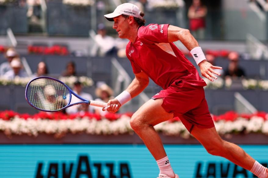 Ruud le dio vuelta a Tsitsipas y avanzó en Madrid