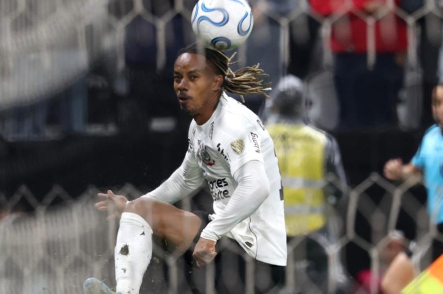 Carrillo ingresó en derrota de Corinthians en la Libertadores