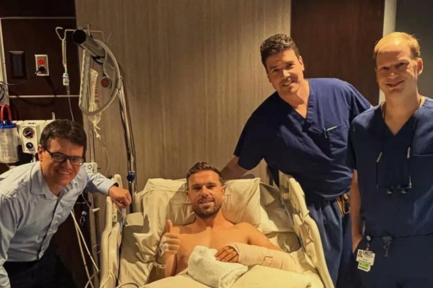 Listo para acompañar a Inglaterra: Henderson fue operado con éxito de la muñeca