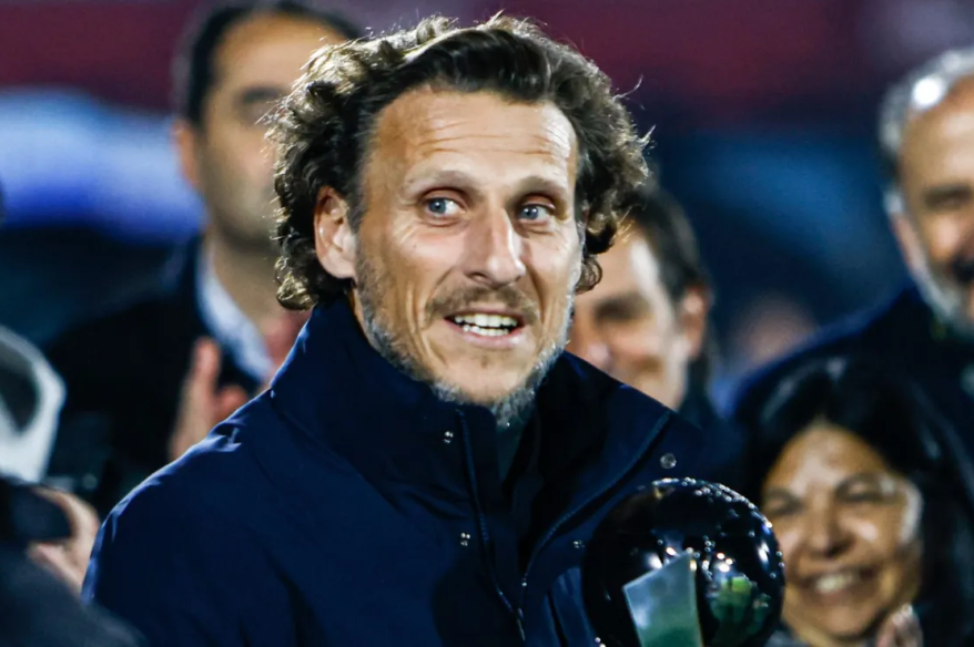 Diego Forlán asumirá como técnico interino de Uruguay tras salida de Bielsa