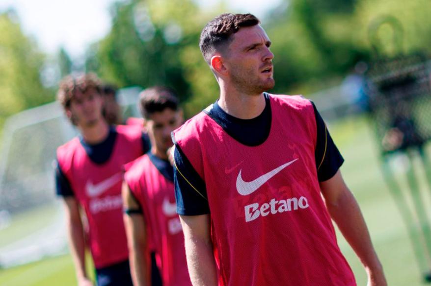 Andrew Robertson se sumó a los entrenamientos de Tottenham