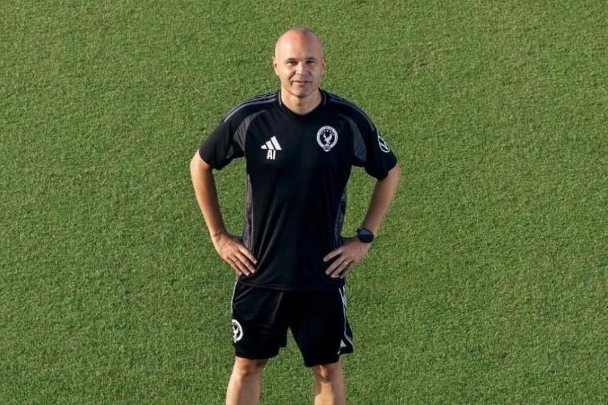 Iniesta se estrenó como entrenador con agónica derrota