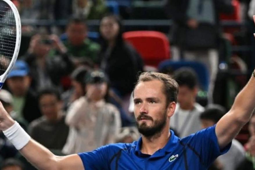 Medvédev superó a Tsitsipas y avanzó a cuartos del Masters 1000 de Shanghái