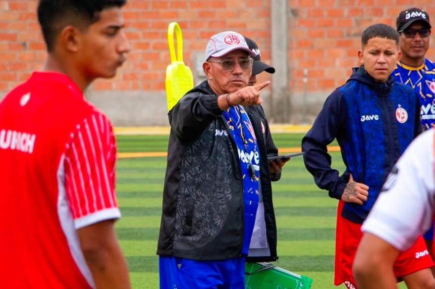 Juan Aurich anunció la salida de Jesús Oropeza