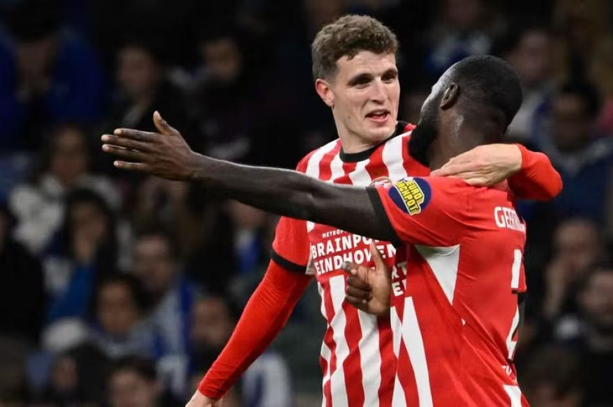 PSV sorprendió al Porto en Portugal y consiguió su primera victoria en la Champions