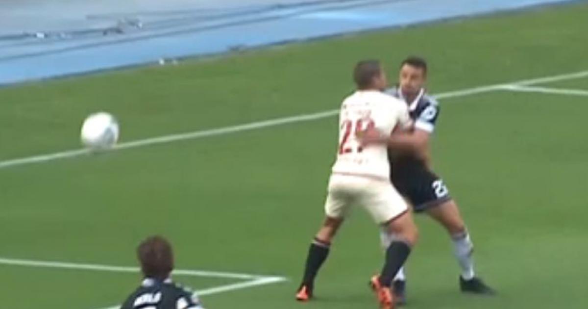 Aldo Corzo y el 'abrazo' contra González que pudo ser penal a favor de Sporting Cristal