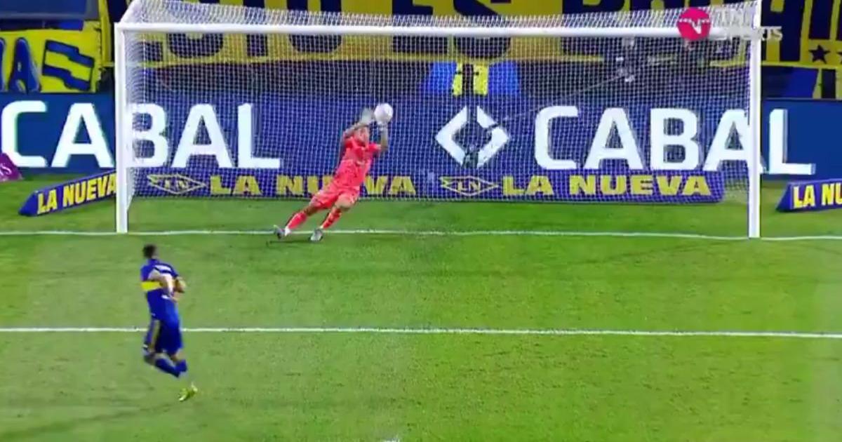 ¡La falló! Edwin Cardona erró penal por 'pincharla' en el Boca Juniors ...