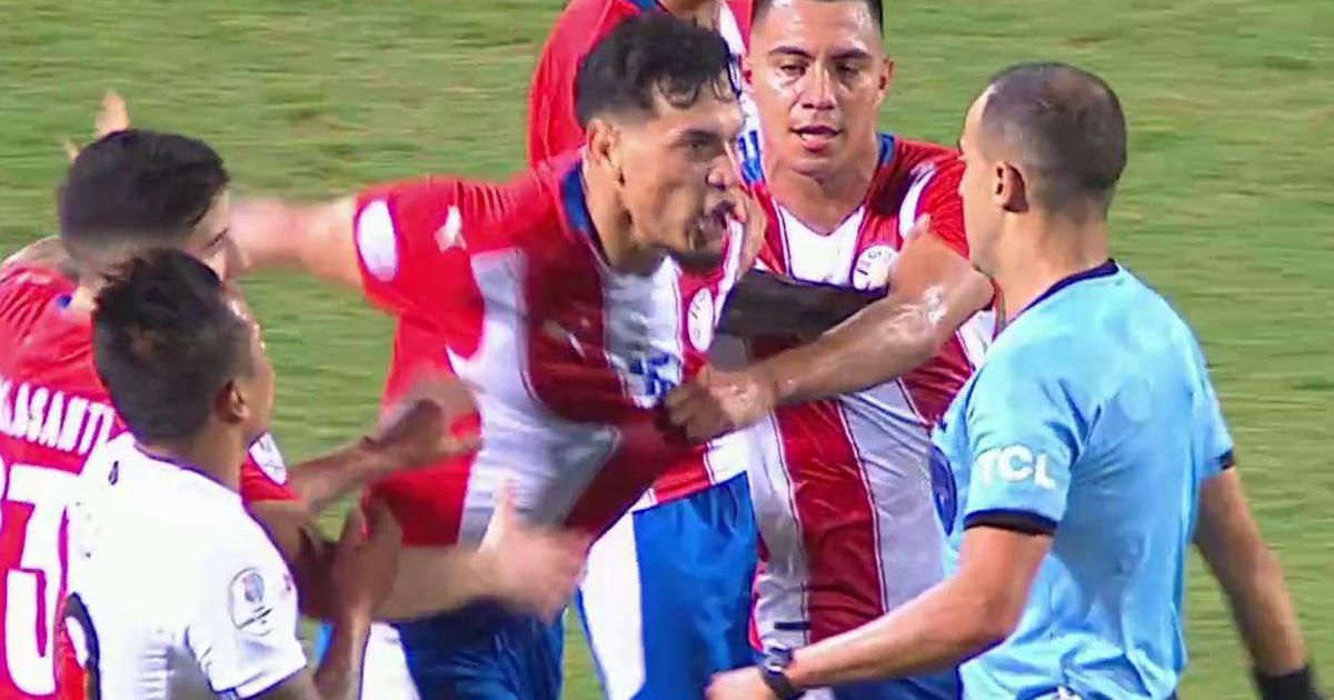 ¡Enloqueció! Gustavo Gómez vio la tarjeta roja y se le fue encima al árbitro en el Perú vs. Paraguay | VIDEO