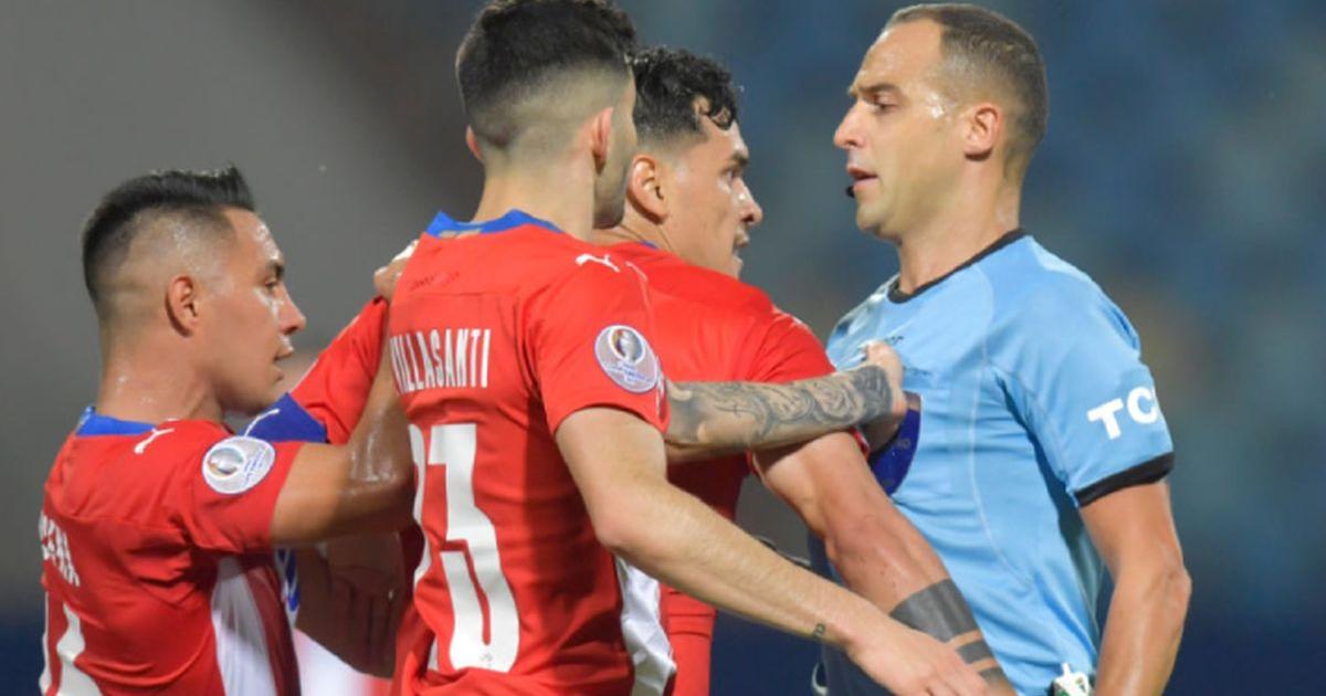¡Enloqueció! Gustavo Gómez vio la tarjeta roja y se le fue encima al árbitro en el Perú vs. Paraguay | VIDEO