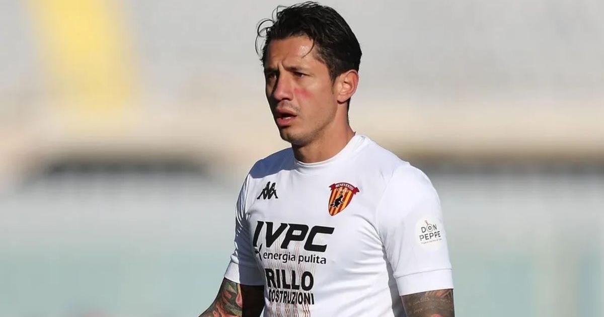 Nada cerrado: Gianluca Lapadula posó con la camiseta del Benevento para la temporada 2021-22