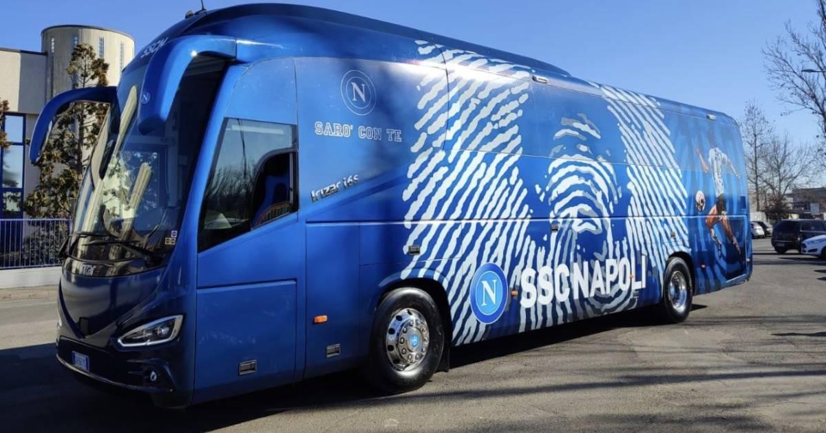 Napoli presentó nuevo bus con la imagen de Diego Maradona