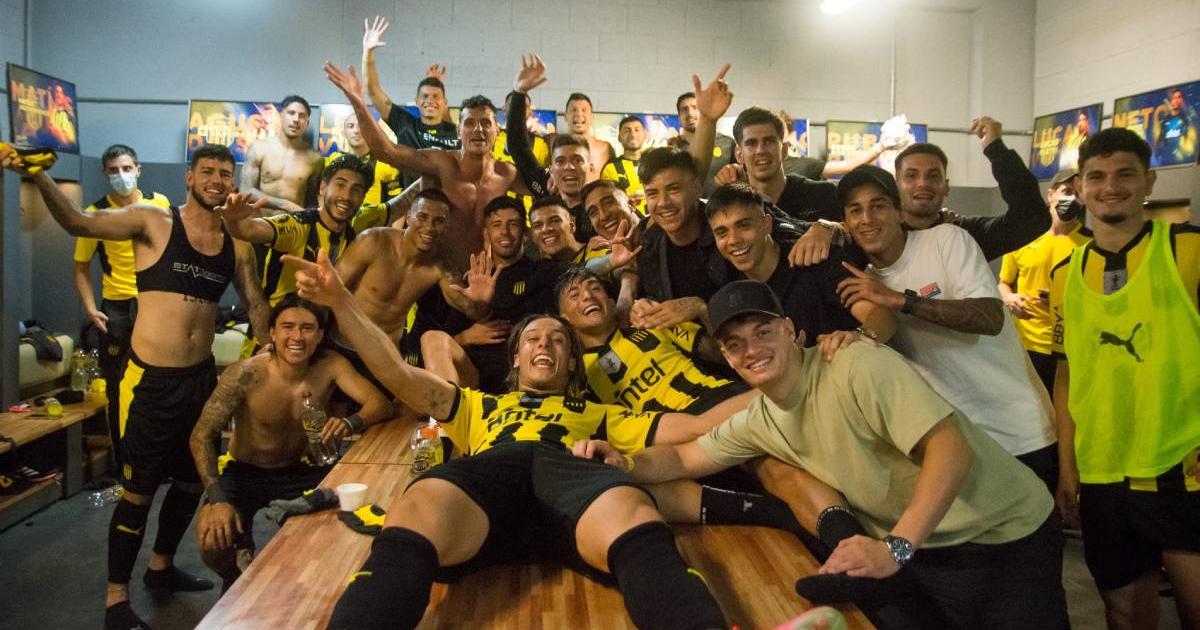 (VIDEO) Peñarol, con diez jugadores, venció a Nacional en el clásico uruguayo