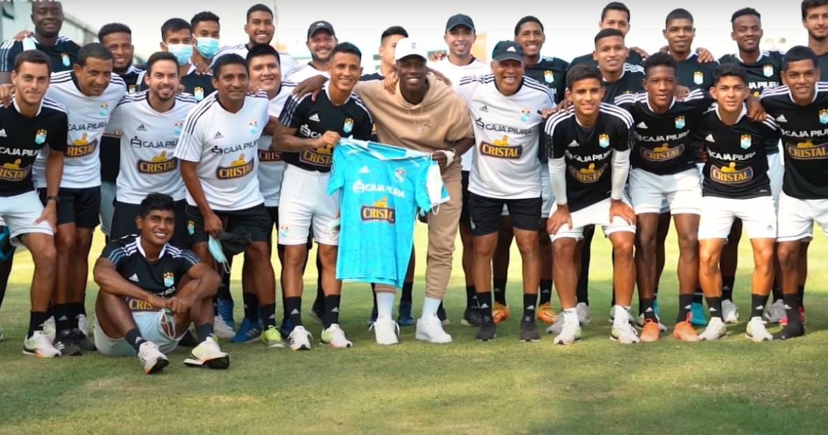 (VIDEO) Advíncula visitó el entrenamiento de Sporting Cristal