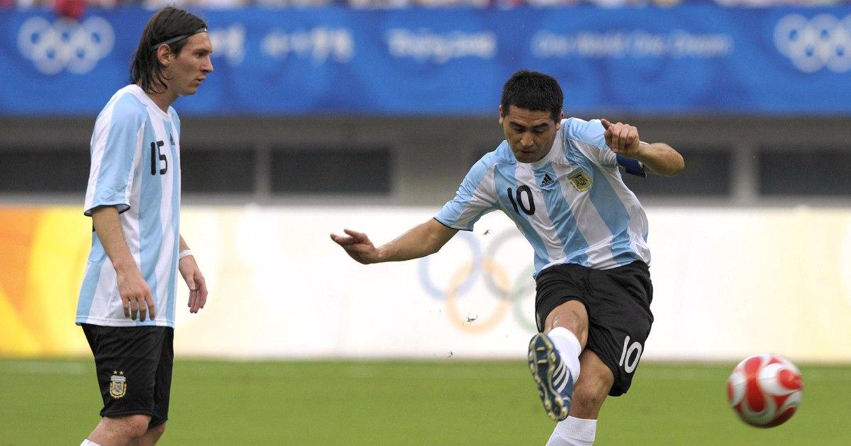 Riquelme: "Tuve la suerte de jugar con Maradona y Messi"