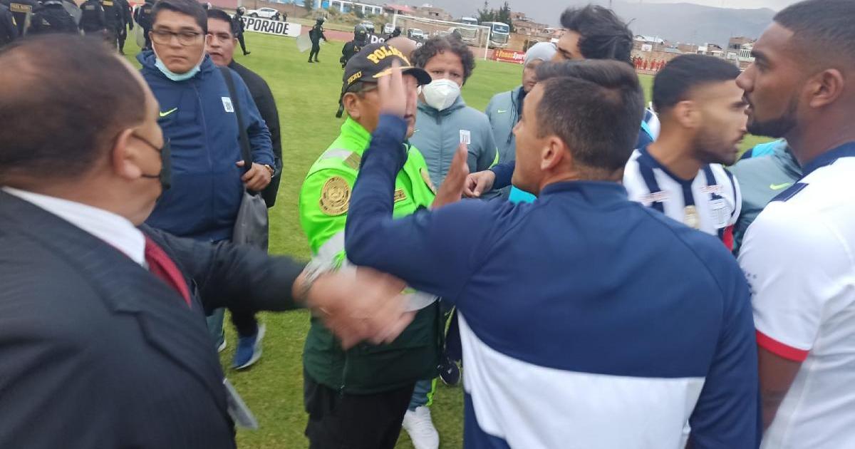 Plantel de Alianza Lima le reclamó al árbitro Zamora al final del partido
