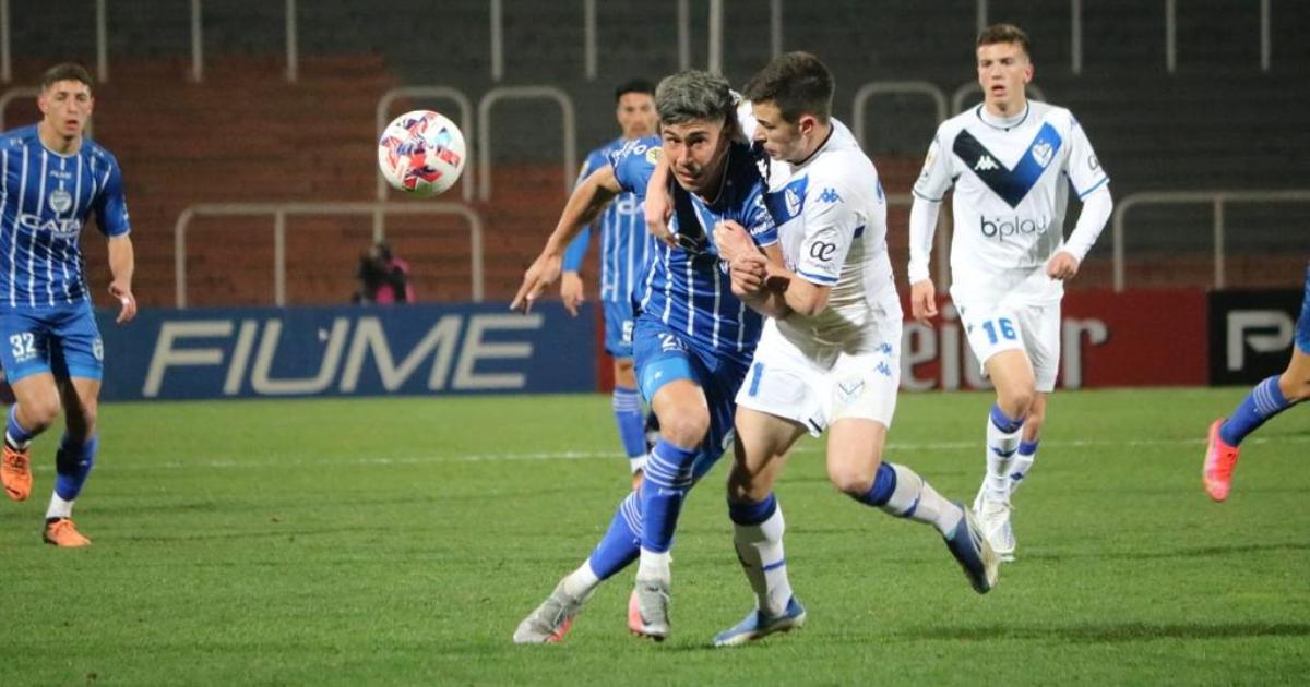 (VIDEO) Pasó de todo en el Godoy-Vélez: Blooper del portero Hoyos; golazo de Godín e infracción y roja para el DT Medina