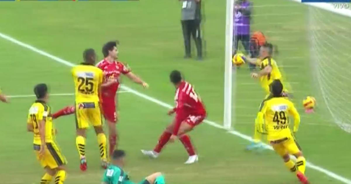 (VIDEO) De no creer: Roja directa por una mano a lo "Luis Suárez"; Yotún 'picó' y erró el penal en el último minuto