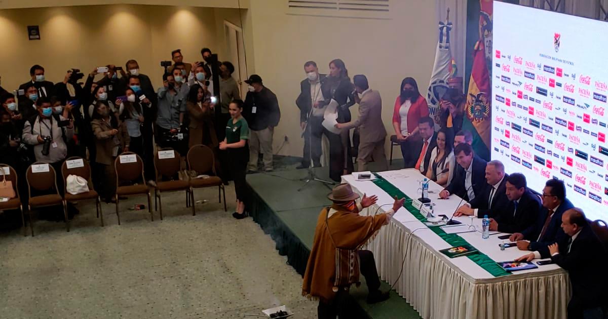  (VIDEO) Con su tradicional ritual: Gustavo Costas fue presentado en Bolivia