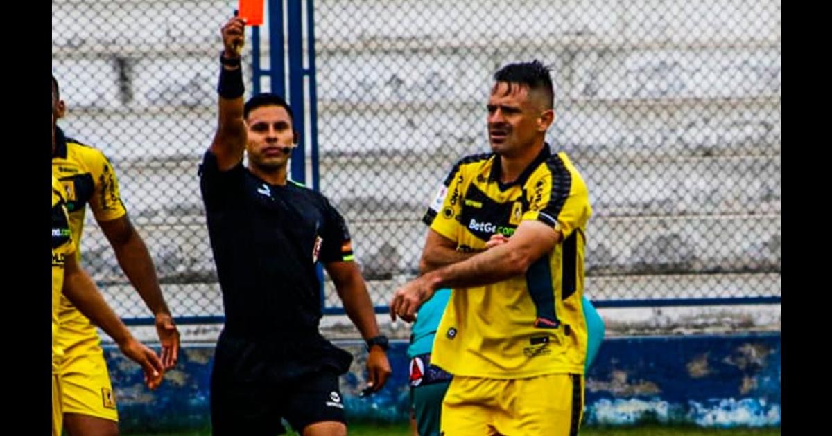 (VIDEO) De no creer: Roja directa por una mano a lo "Luis Suárez"; Yotún 'picó' y erró el penal en el último minuto