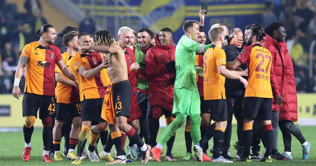 (VIDEO) Galatasaray goleó en el Clásico turco