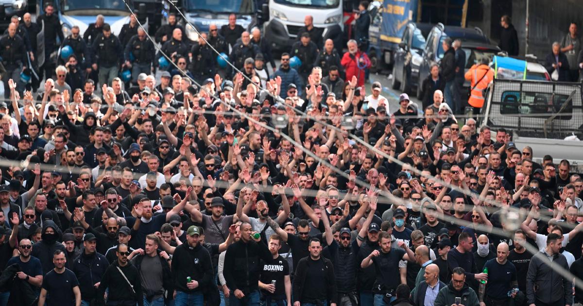 (VIDEO) ¡Así no! Hinchas del Frankfurt se enfrentaron a la policía en Napoli 