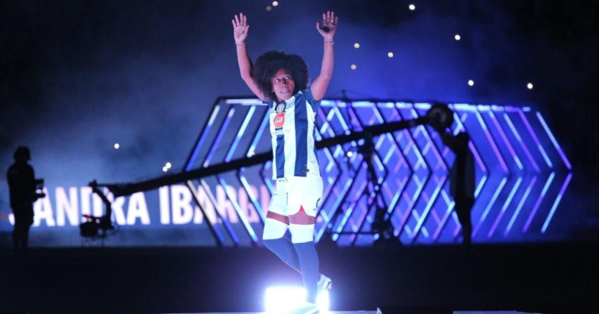 Alianza presentó a su equipo femenino en histórica 'Noche Blanquiazul'