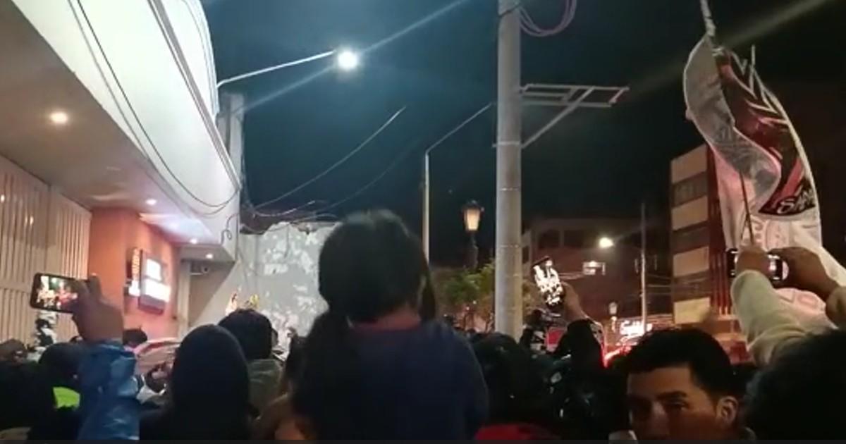 (VIDEO) Hinchas de Alianza realizaron 'banderazo' en Huancayo