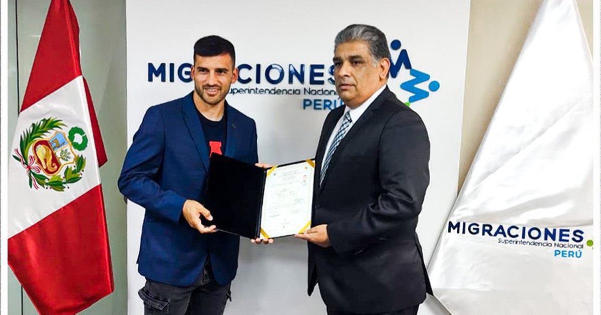 ¡Un peruano más! Bernardo Cuesta recibió nacionalidad peruana
