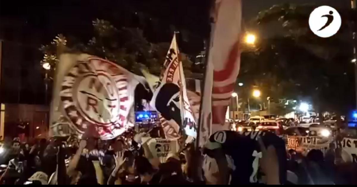 (VIDEO) ¡Aliento crema! Hinchas de Universitario realizaron banderazo en concentración del equipo