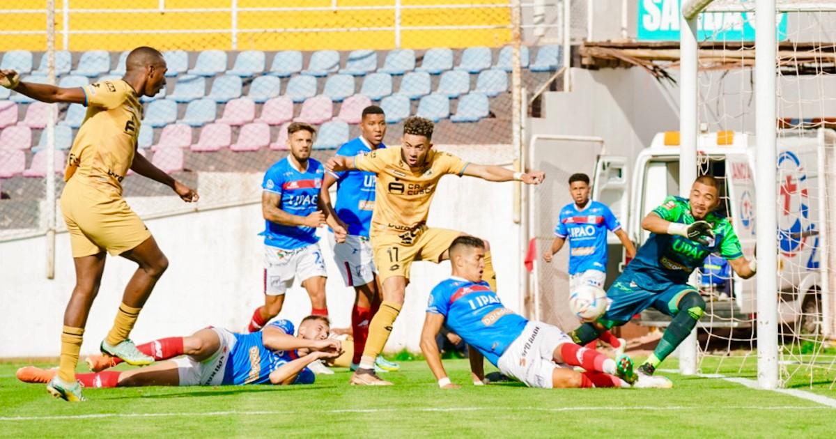 (FOTOS) Cusco FC goleó por 3-0 a Carlos A. Mannucci