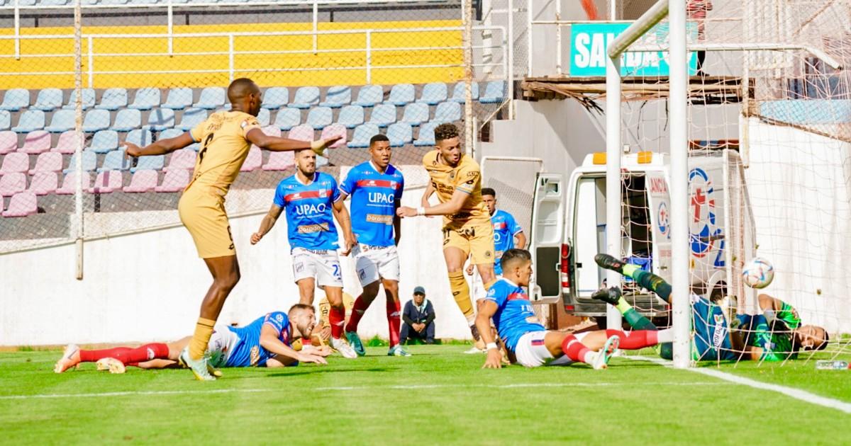 (FOTOS) Cusco FC goleó por 3-0 a Carlos A. Mannucci