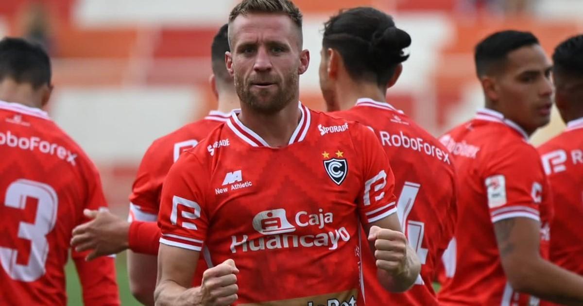 Carando obtuvo su nacionalización, pero su "debut" en la Liga 1 tendrá que esperarUna buena y una mala para Danilo Carando. El atacante de Cienciano obtendrá su DNI la próxima semana, sin embargo no podrá jugar en el fútbol peruano hasta que se reabra el libro de pases.  El elenco cusqueño informó en sus redes sociales: "¡Peruano de corazón! Nuestro goleador Danilo Carando recibirá la próxima semana su DNI, con lo cual, tendrá la nacionalidad peruana".  Cabe indicar que el natal argentino Carando no fue ins