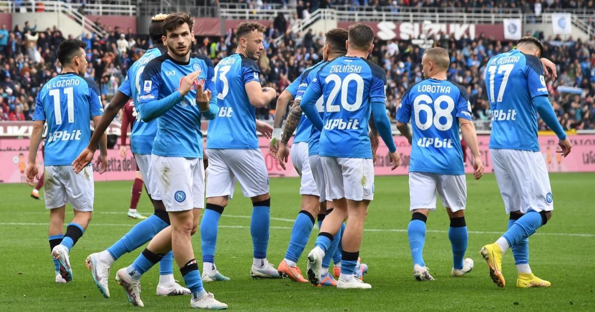 Napoli venció por 4-0 al Torino y sigue encaminado al título